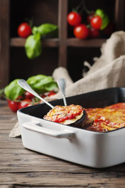 Plato tradicional italiano parmigiana con berenjena — Foto de Stock