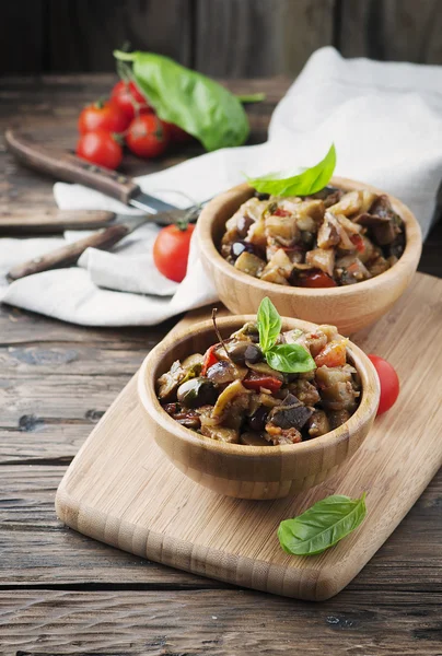 Традиционное итальянское блюдо с баклажанами и помидорами — стоковое фото