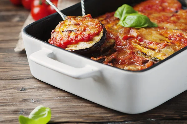 Plato tradicional italiano parmigiana con berenjena —  Fotos de Stock