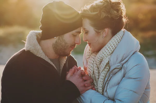 Charmant jeune couple sur la plage d'hiver — Photo