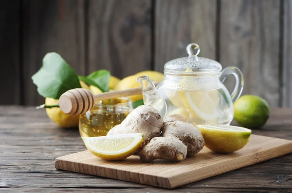 Zencefil, limon ve bal ile kokteyl