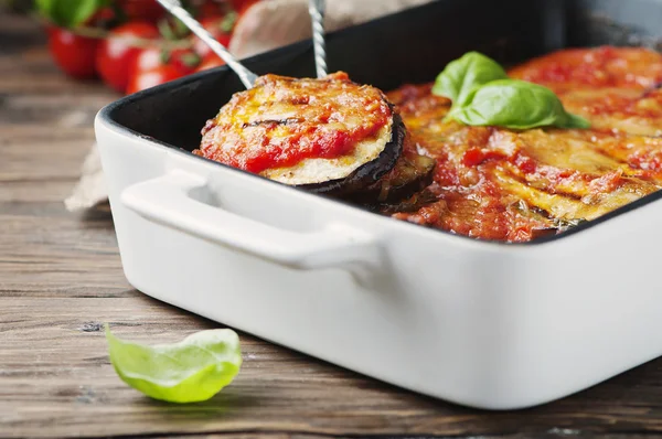 Piatto tradizionale italiano parmigiana con melanzane — Foto Stock