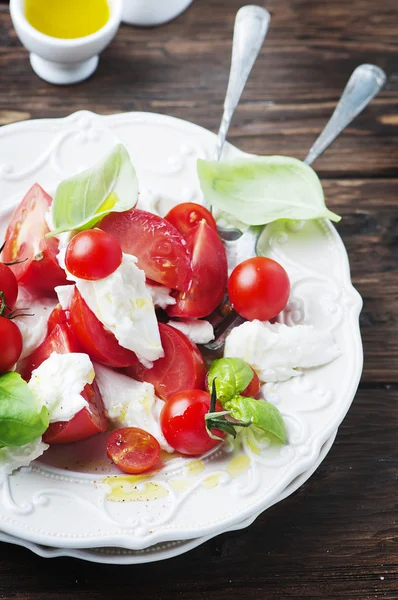 Ensalada italiana caprese con tomates y mozzarella — Foto de Stock