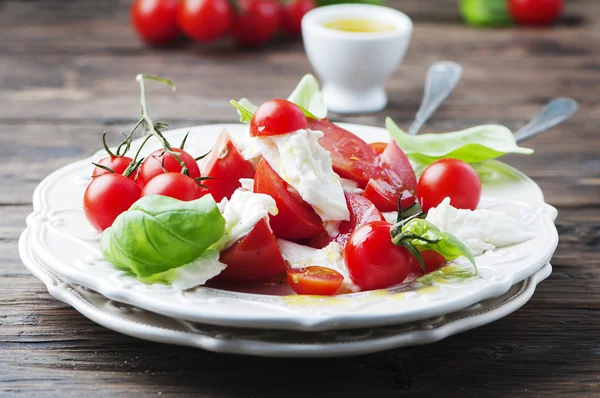 Olasz saláta caprese paradicsommal és mozzarellával — Stock Fotó