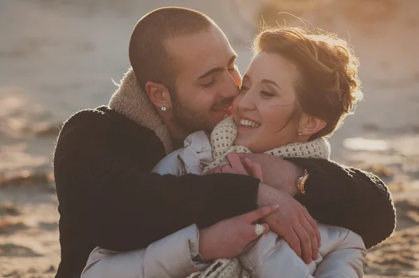 Lovely young couple on winter beach — Stock Photo, Image