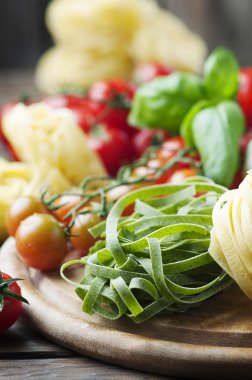 Pişmemiş makarna, domates ve fesleğen