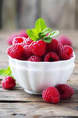 Ahududu ve nane masada