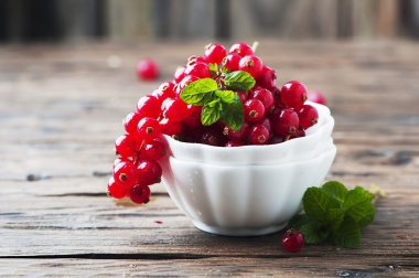 Kırmızı kuş üzümü ve nane masada