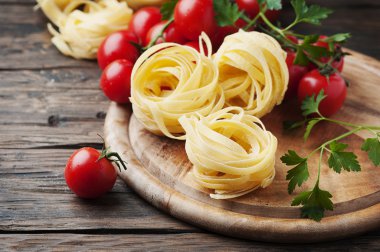 Makarna pişirmek için malzemeler.