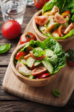 Salata, domates ve salatalık.