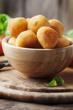 Kızarmış mozzarella topları