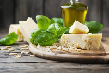 Fesleğen, peynir ve çam fıstığı