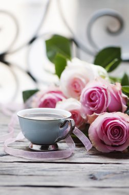 Pembe güller ve kahve masada