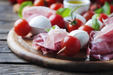 Prosciutto fesleğen ve mozzarella ile