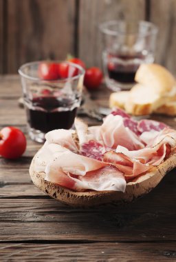Jambon, pastırma, salam ve ekmek ile plaka
