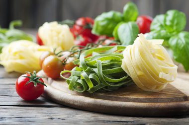 Pişmemiş makarna, domates ve fesleğen