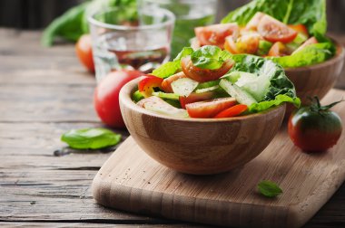 Salata, domates ve salatalık.