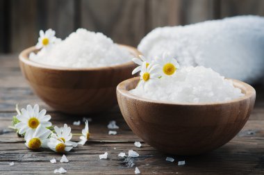 tuz ve papatya çiçekler