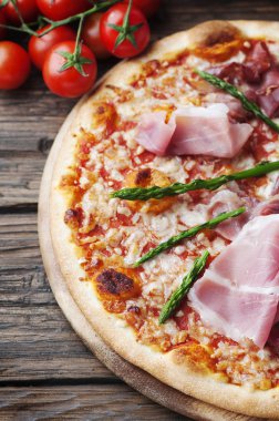 Pizza jambon ve kuşkonmaz ile