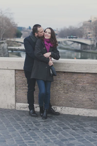 Verliebtes Paar geht in Rom spazieren — Stockfoto