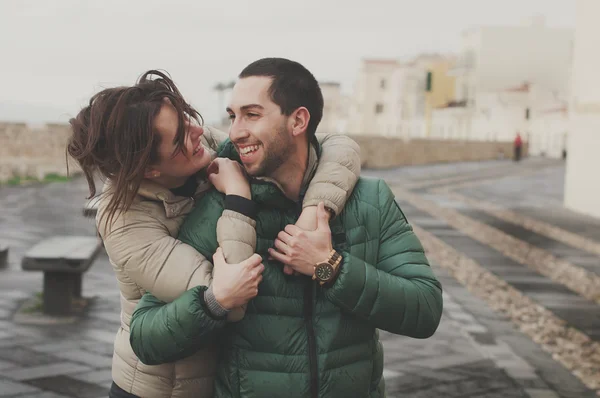 Młoda para zakochana w małym włoskim mieście — Zdjęcie stockowe