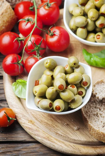 Испанские оливки на столе — стоковое фото