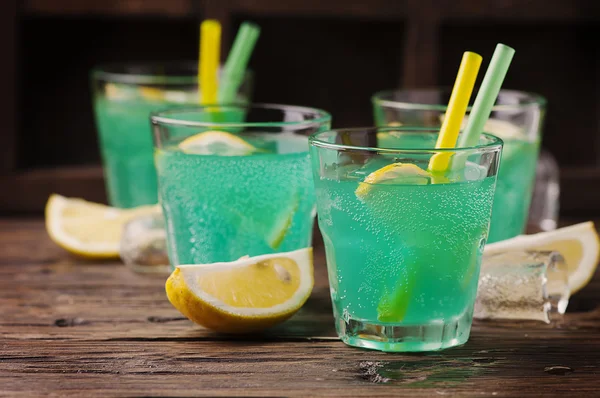 Grüner Cocktail mit Zitrone — Stockfoto