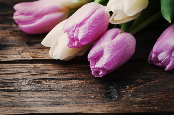 Ramo de tulipanes en la mesa —  Fotos de Stock
