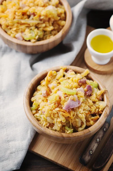 Salada com lentilha, legumes e presunto — Fotografia de Stock