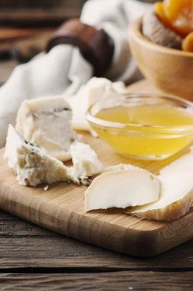 Mix of different cheese with honey — Stock Photo, Image