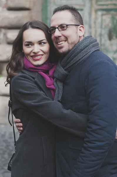 Couple in love walking in Rome — Stock Photo, Image