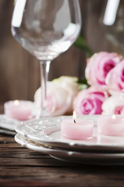 Roze kaarsen en de rozen — Stockfoto