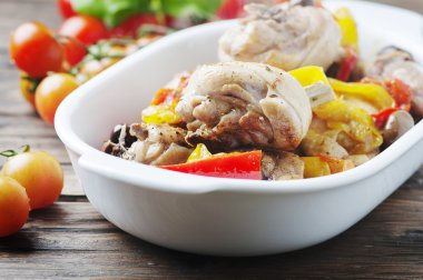 Pişmiş tavuk domates ile