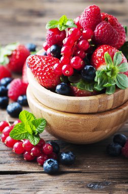 Tablo üzerinde çilek karışımı