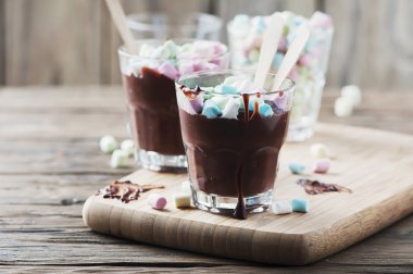 Marşmelovlu sıcak çikolata