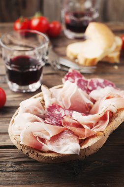 Jambon, pastırma, salam ve ekmek ile plaka