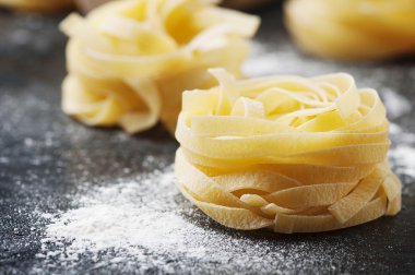 Pişmemiş makarna un ile