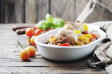 Pişmiş tavuk domates ile