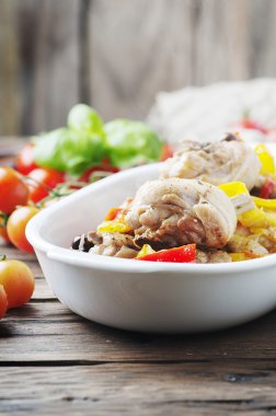 Pişmiş tavuk domates ile