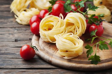 Makarna pişirmek için malzemeler.