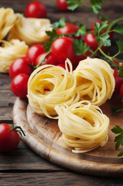 Makarna pişirmek için malzemeler.