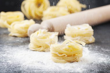 Pişmemiş makarna un ile