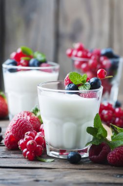 çilek karışımı ile yoğurt