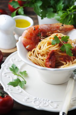 Spagetti karides ve maydanoz ile