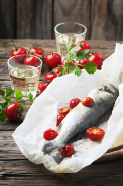 deniz levreği domates ve maydanoz ile