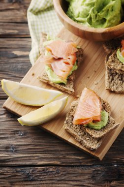 avokado, somon balığı ve ekmek mousse