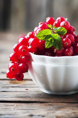 Kırmızı kuş üzümü ve nane masada