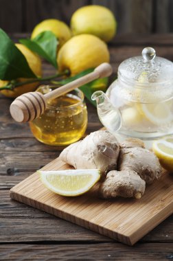 zencefil, limon ve bal masada