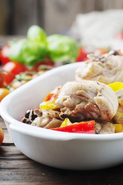 Pişmiş tavuk domates ile