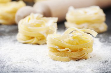 Pişmemiş makarna un ile